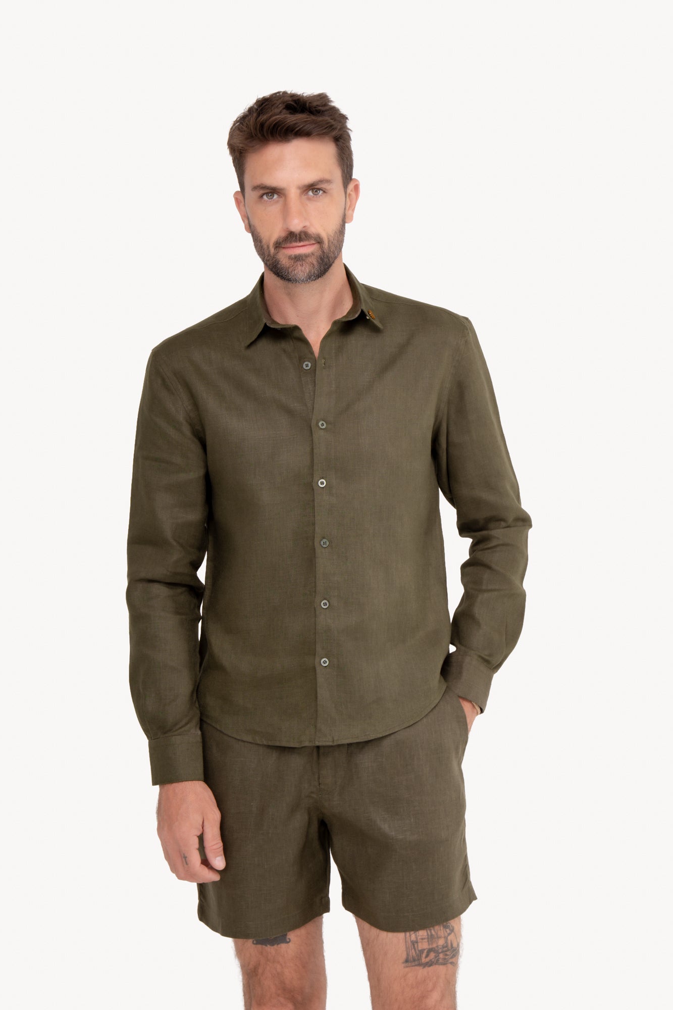 Bermuda masculina em alfaiataria 100% linho - VERDE MILITAR