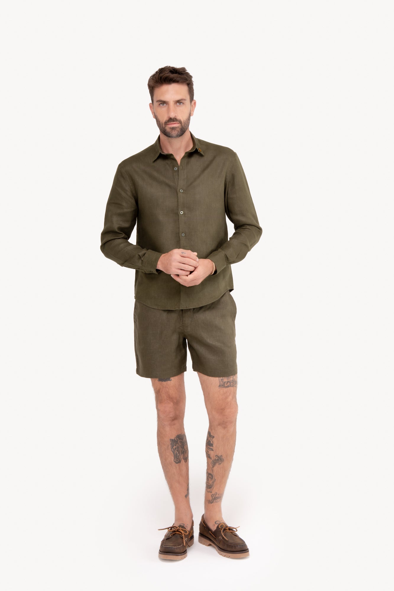 Bermuda masculina em alfaiataria 100% linho - VERDE MILITAR