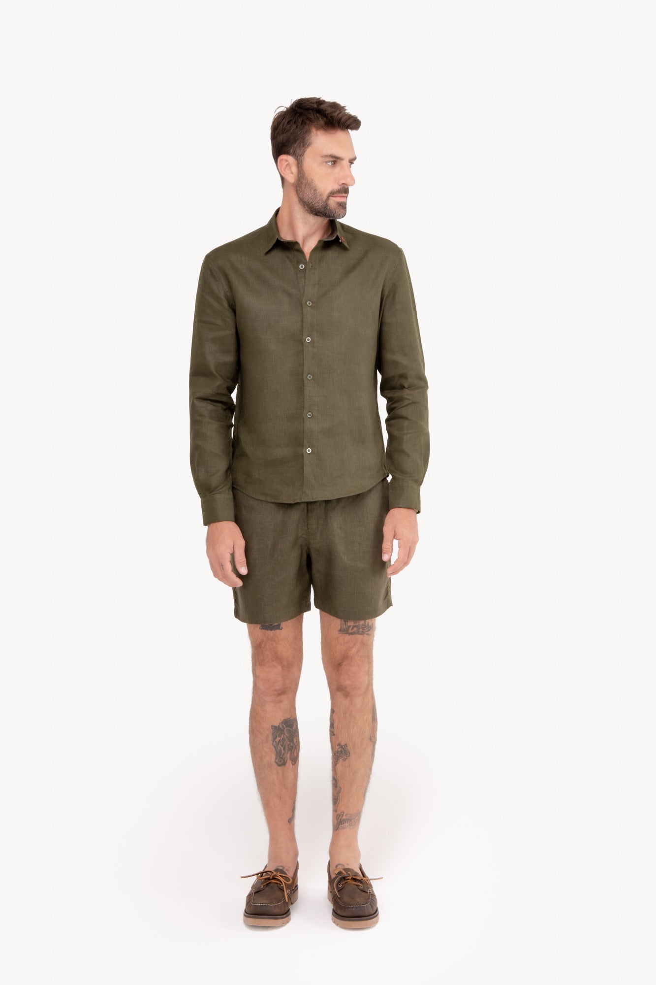 Bermuda masculina em alfaiataria 100% linho - VERDE MILITAR