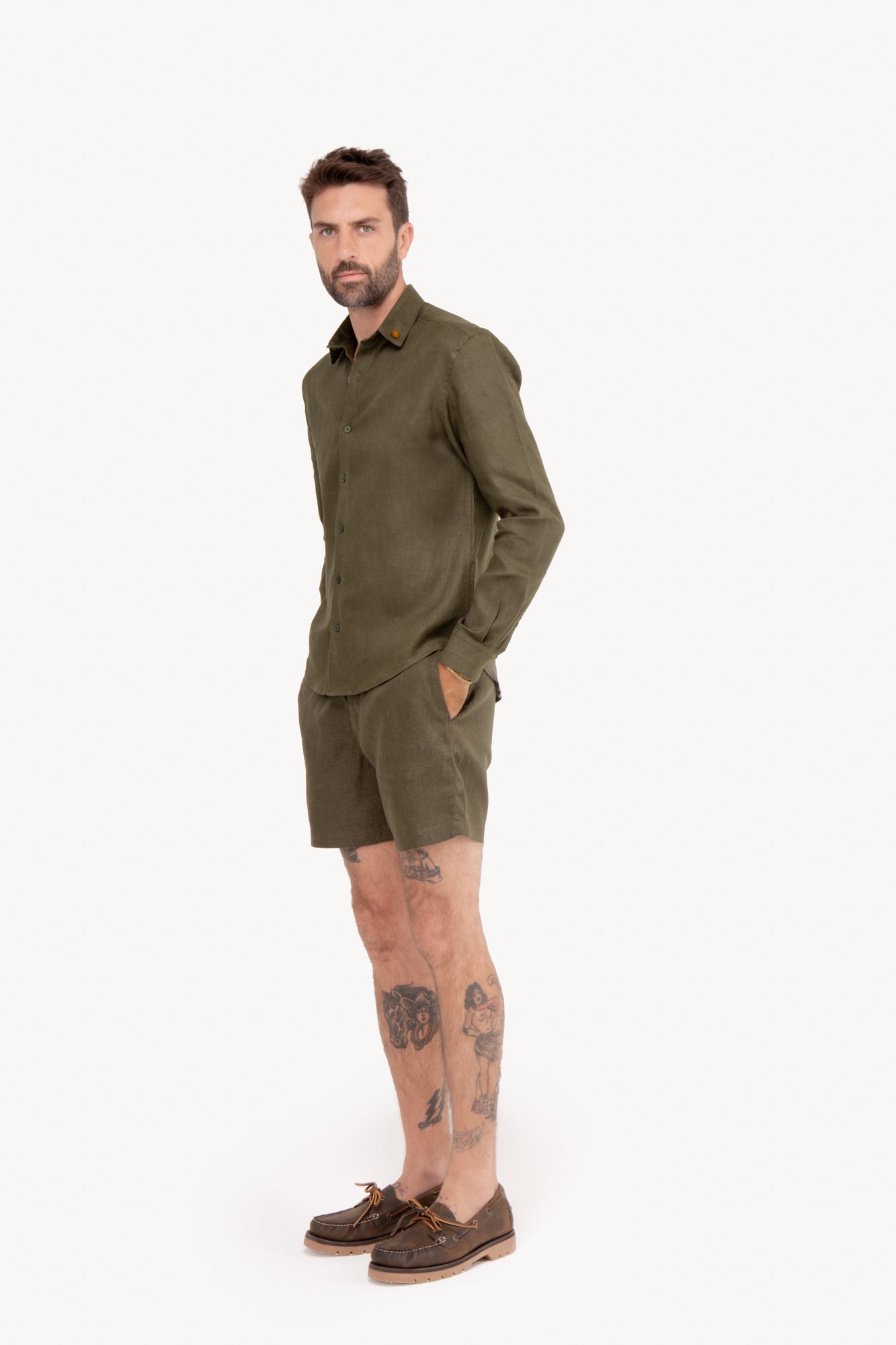 Bermuda masculina em alfaiataria 100% linho - VERDE MILITAR