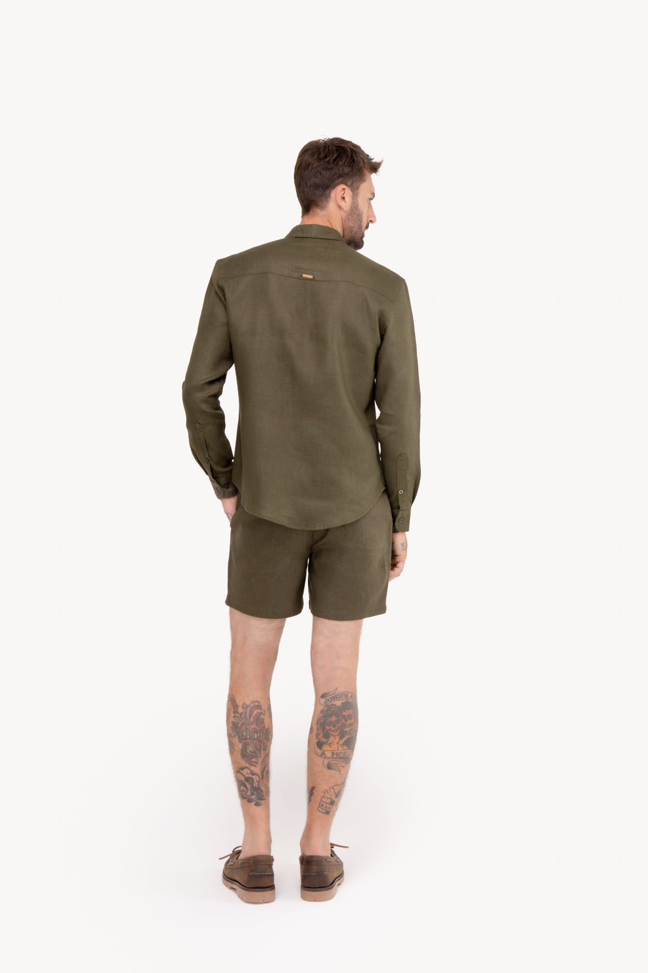 Bermuda masculina em alfaiataria 100% linho - VERDE MILITAR