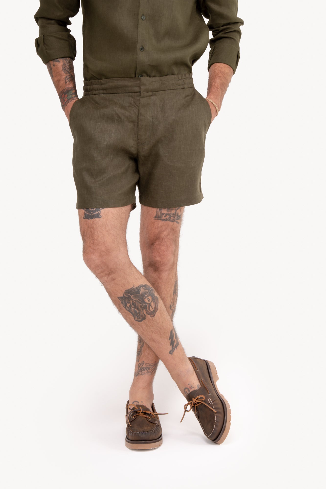 Bermuda masculina em alfaiataria 100% linho - VERDE MILITAR