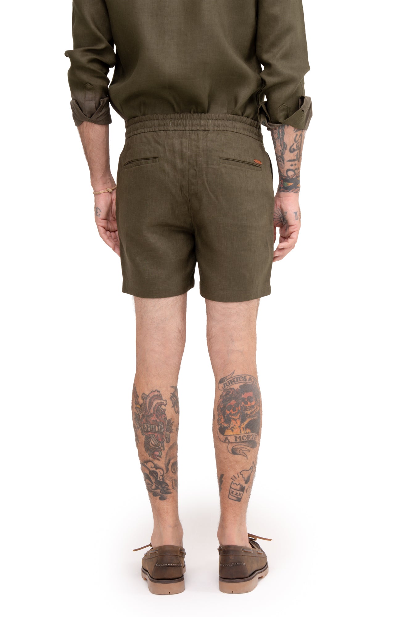 Bermuda masculina em alfaiataria 100% linho - VERDE MILITAR