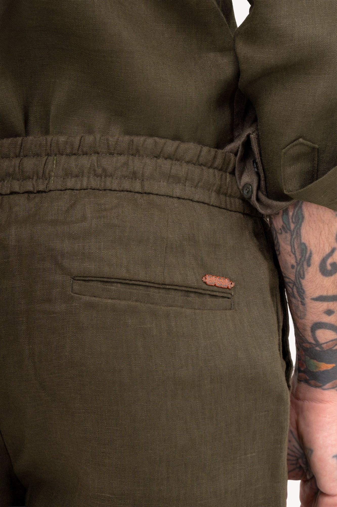Bermuda masculina em alfaiataria 100% linho - VERDE MILITAR
