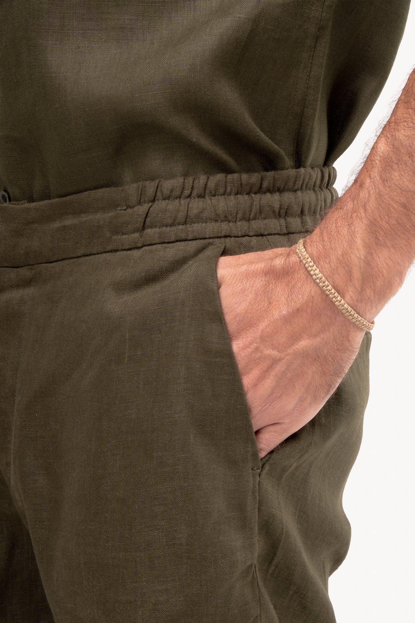 Bermuda masculina em alfaiataria 100% linho - VERDE MILITAR