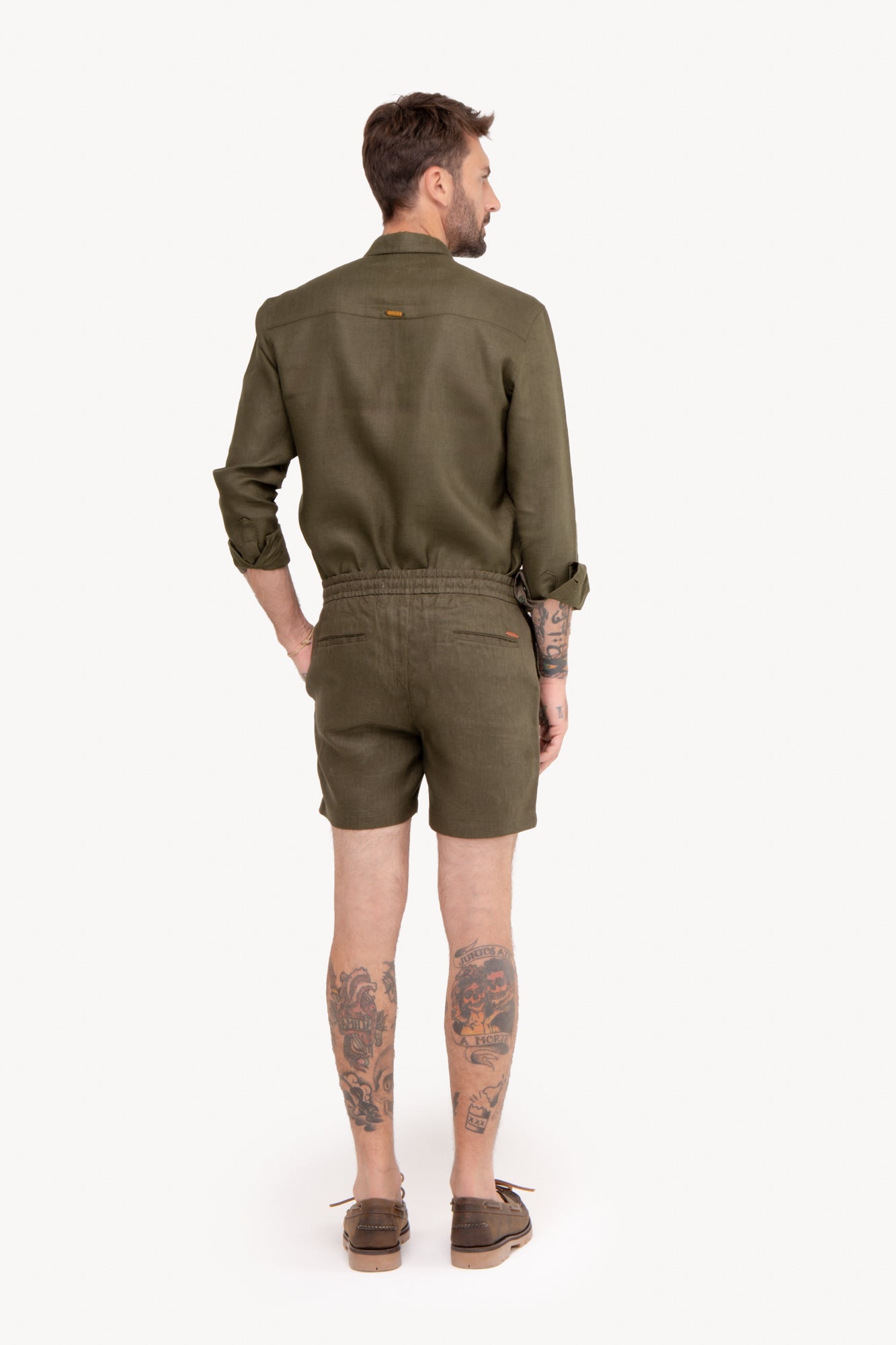 Bermuda masculina em alfaiataria 100% linho - VERDE MILITAR
