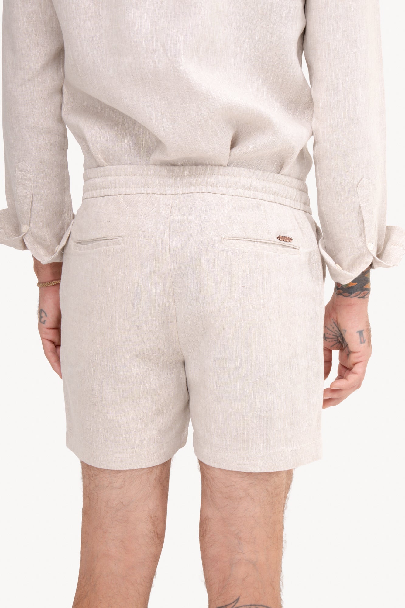 Bermuda masculina em alfaiataria 100% linho - AREIA